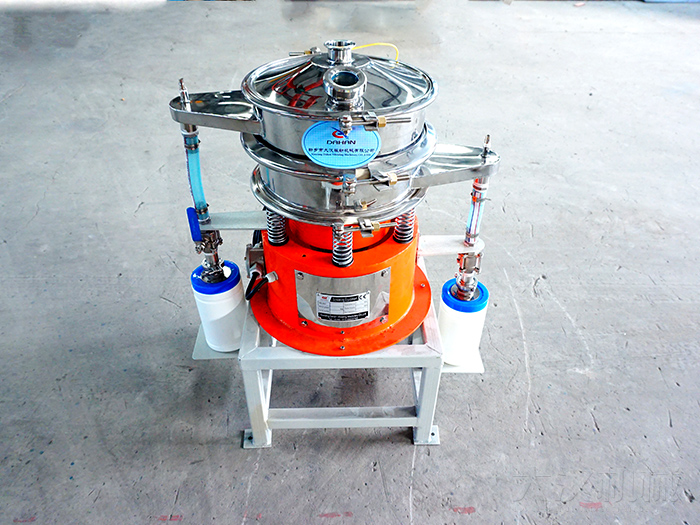 氣體保護振動篩采用304不銹鋼材質，氣體保護軟管，防靜電裝置等制作而成。